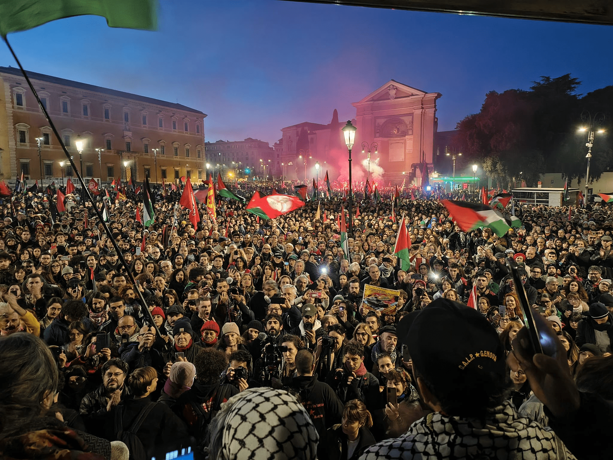 Roma, 100 mila manifestanti in piazza: studenti e lavoratori denunciano il governo italiano come complice di genocidio