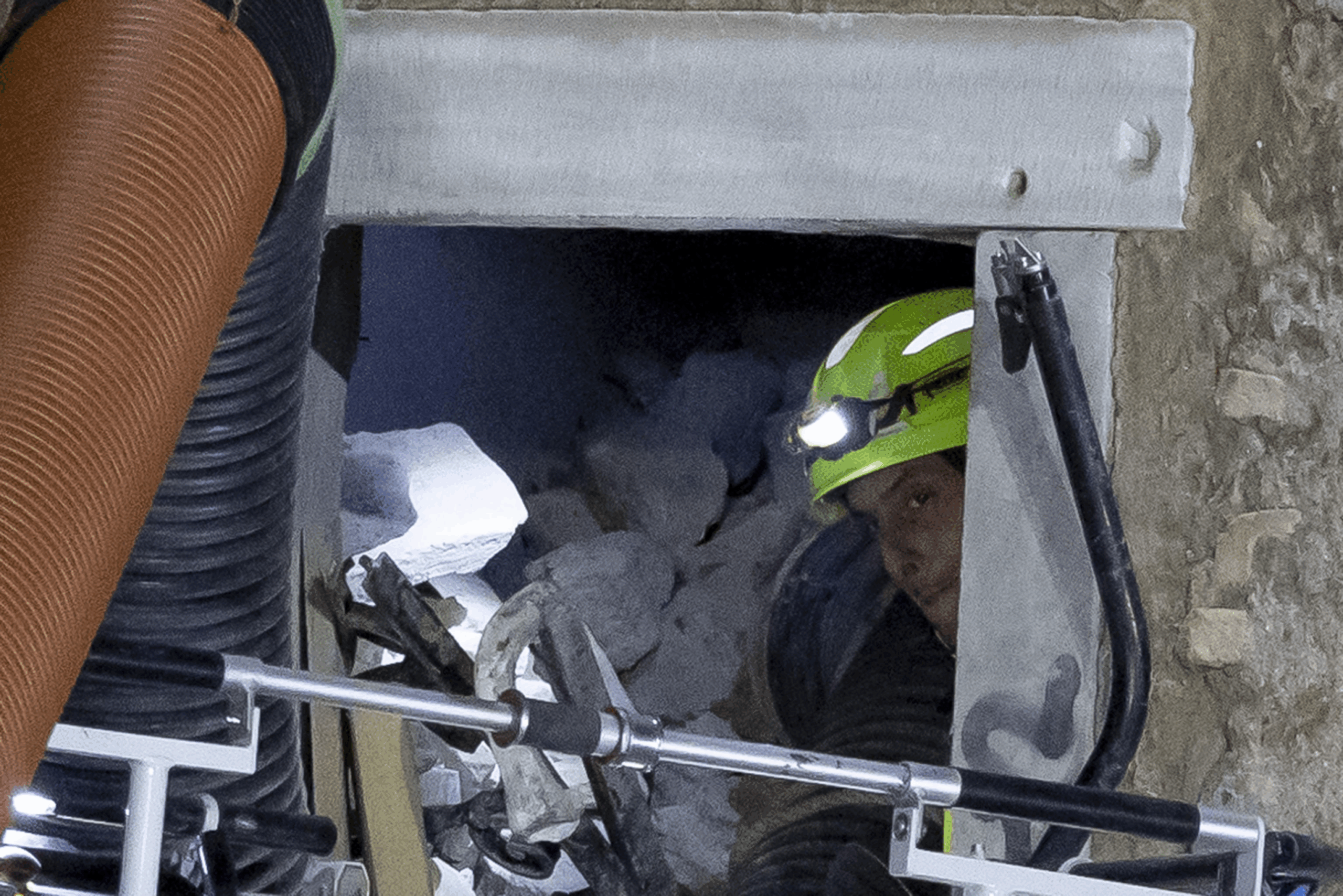 Crollo Torre dei Conti: operaio estratto vivo dopo 11 ore sotto le macerie