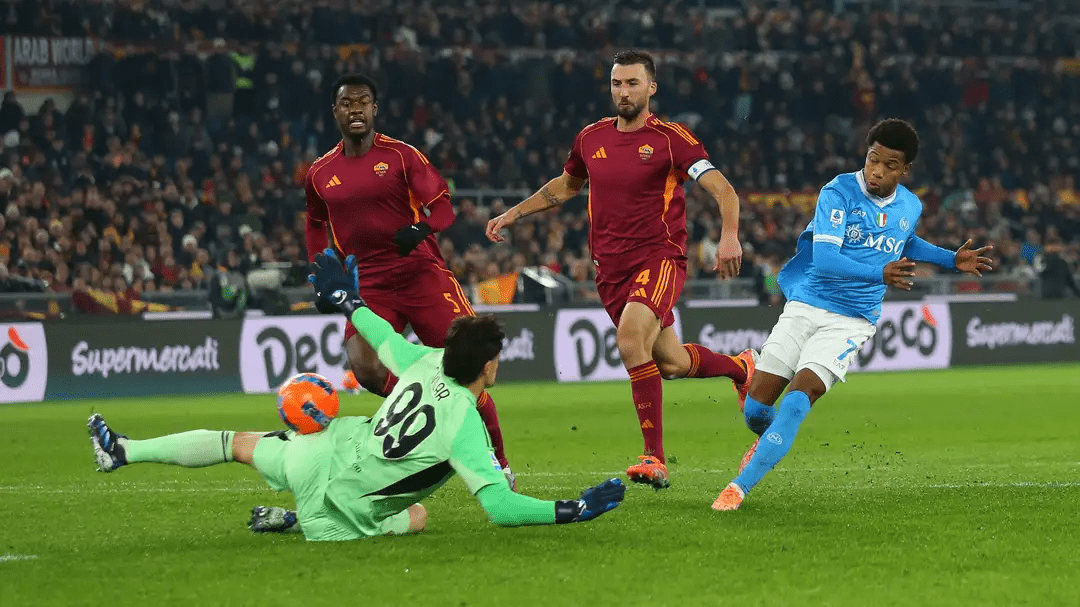 Napoli vince 1-0 all’Olimpico: i campioni d’Italia volano in testa alla classifica