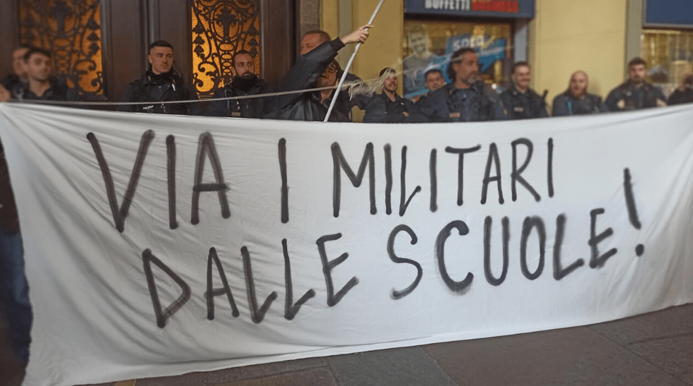 Proteste in tutta Italia nel giorno dell’Unità nazionale: “Fuori i militari dalle scuole”