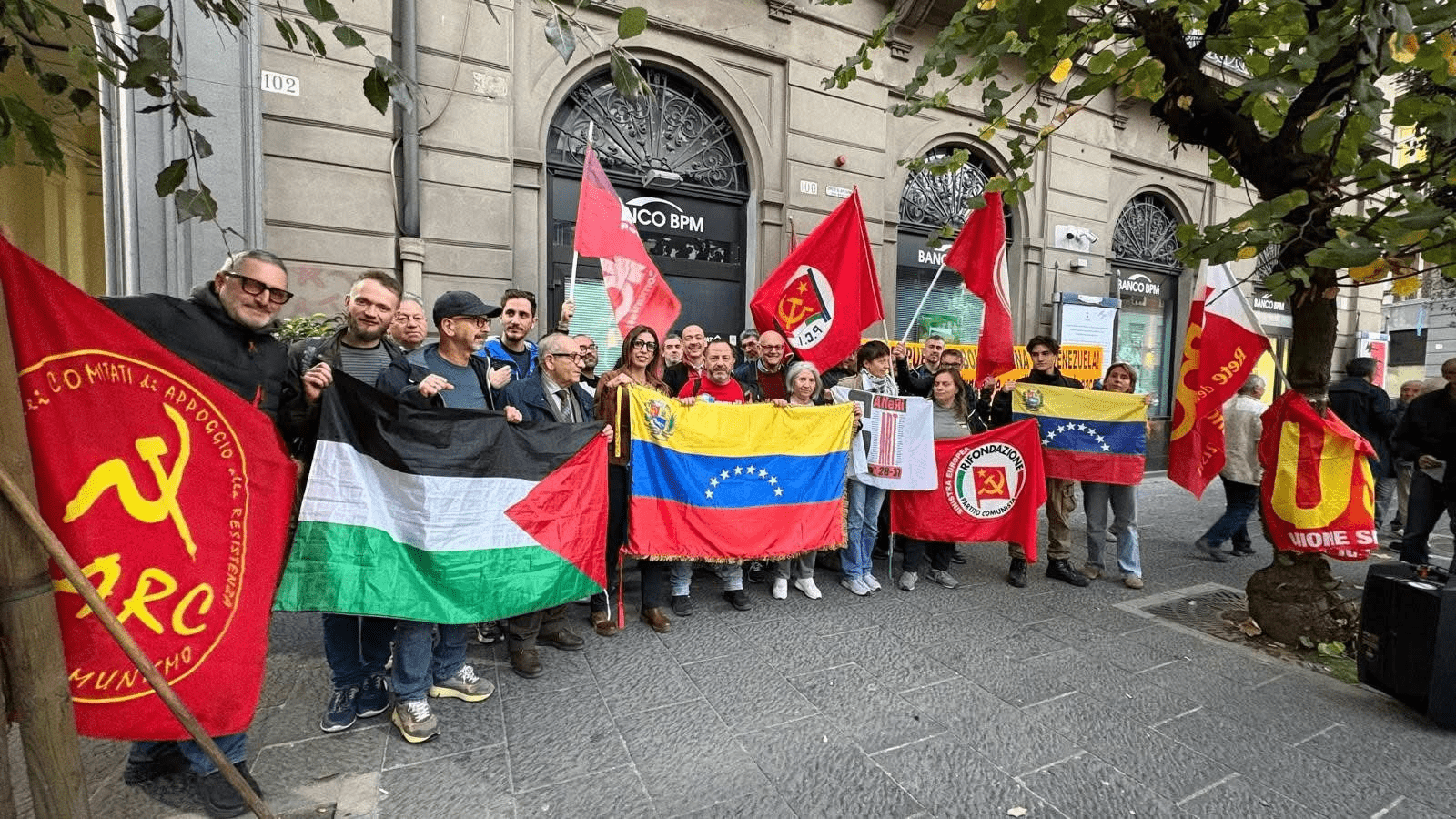 Napoli, manifestazione di solidarietà con la Repubblica Bolivariana del Venezuela(VIDEO E FOTO)