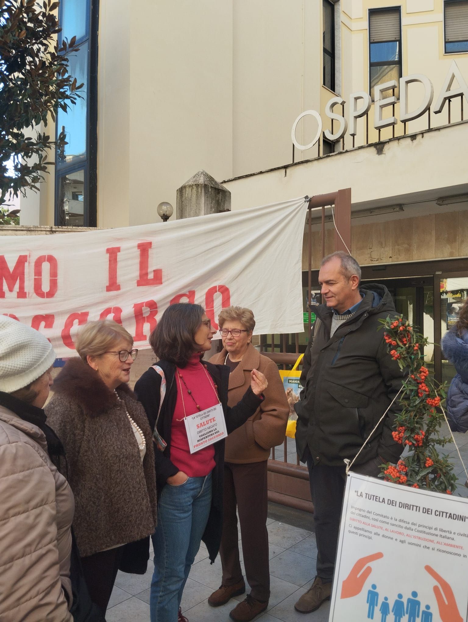 Vico Equense, continua la protesta per l’ospedale: al presidio anche Luigi de Magistris