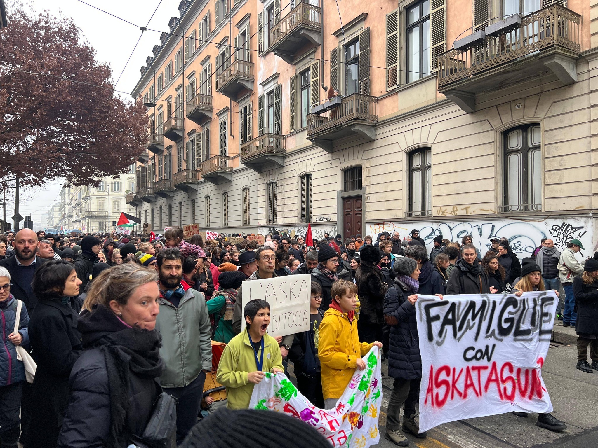Torino, corteo di 10 mila persone contro lo sgombero di Askatasuna