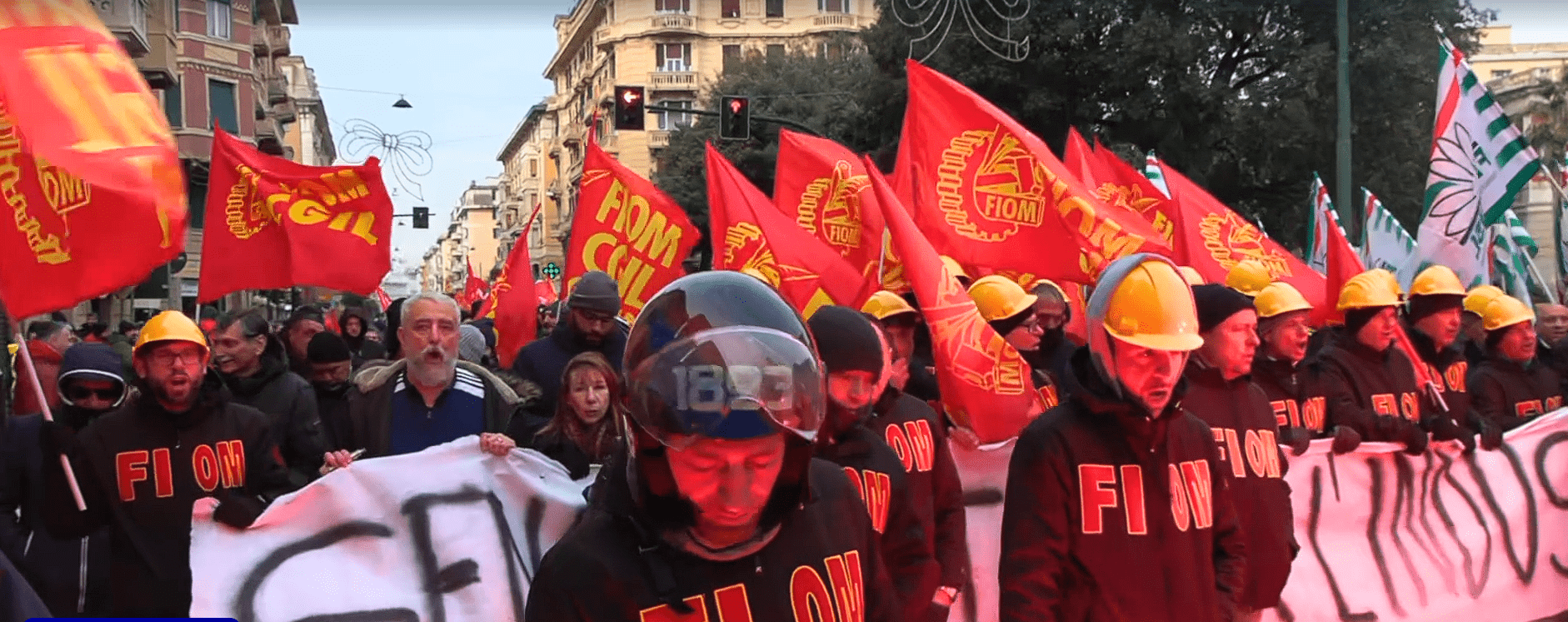Genova, scontri al corteo ex Ilva: “Soldi al lavoro, non alla guerra”