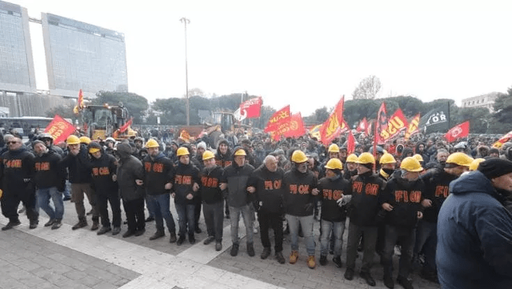 Dirigenti UIL travolti dalla rabbia degli operai ex Ilva a Genova