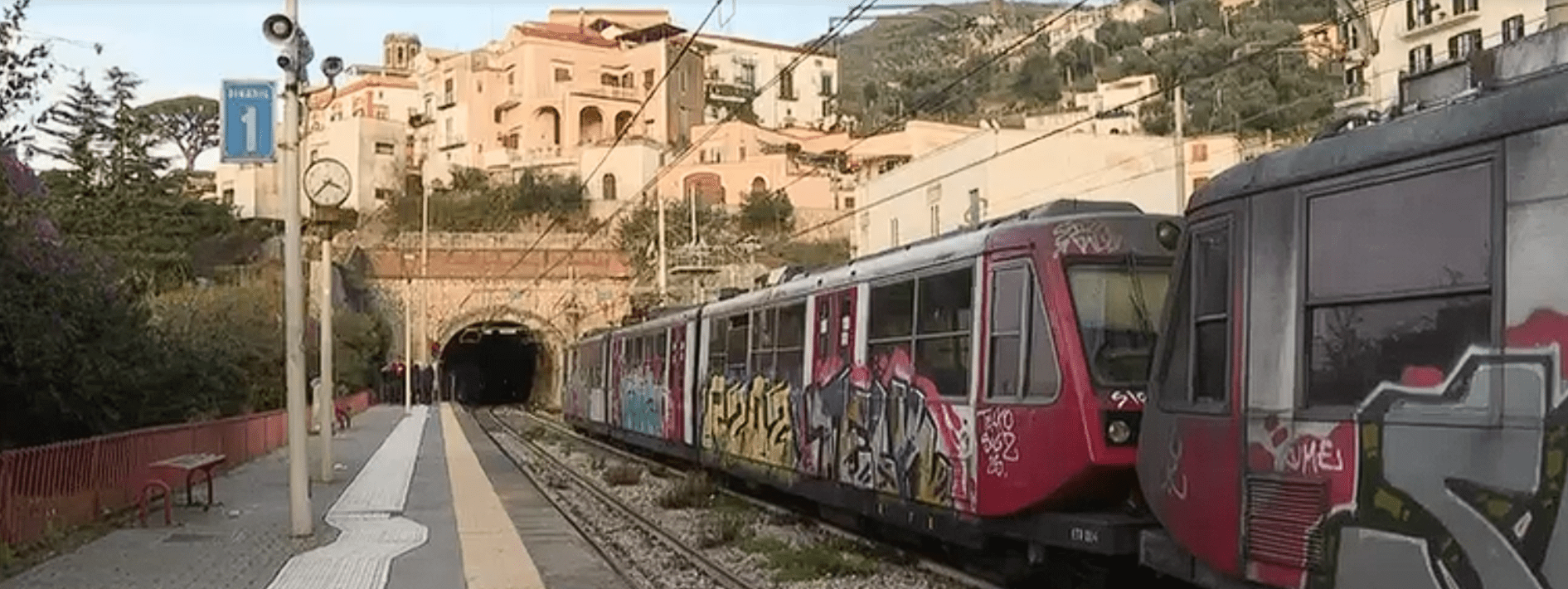 Travolto dal treno in galleria: uomo muore sulla Circumvesuviana