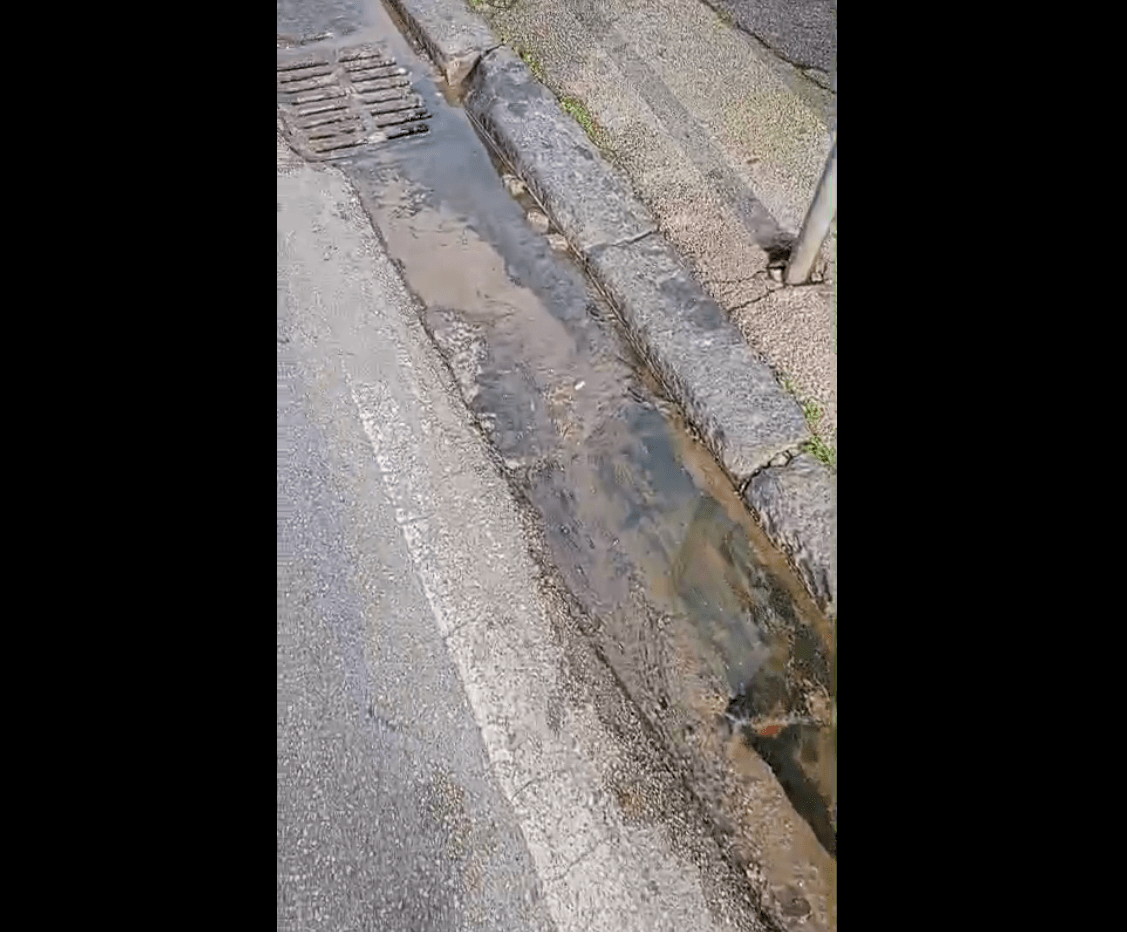 Allarme a Napoli: liquami in strada tra via Lago di Scanno e via Luigi Volpicella