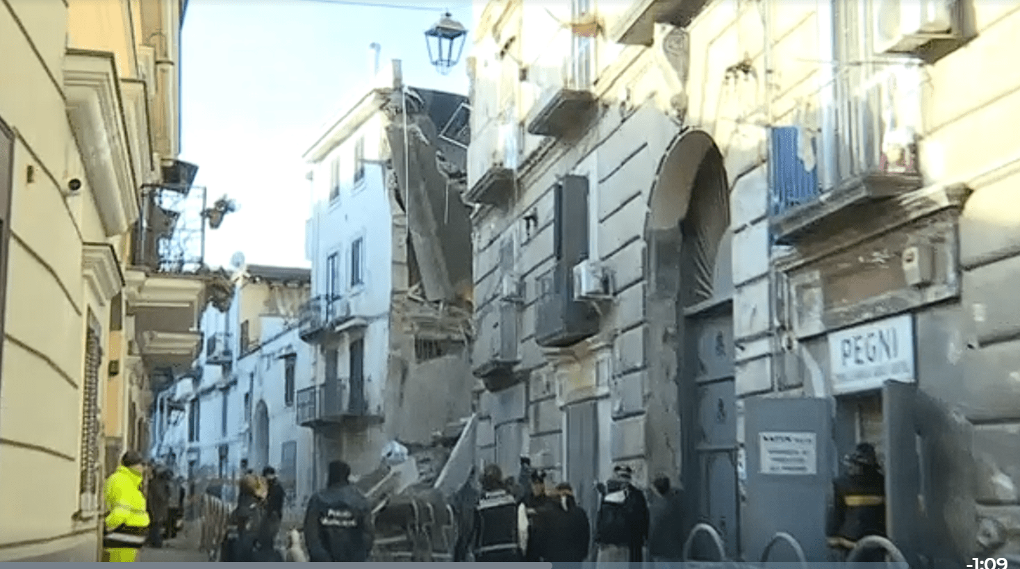 Paura a Casoria: palazzina evacuata crolla nella notte