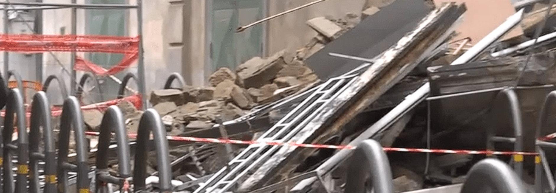 Casoria, palazzo crollato: perdite d’acqua e cavità sotterranee sotto accusa