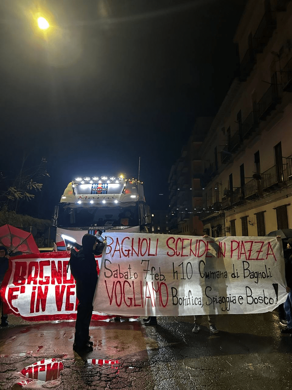 Bagnoli si ribella: cittadini bloccano i camion dei cantieri della Coppa America
