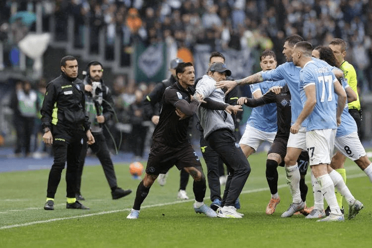 Napoli implacabile: Lazio battuta 2-0 all’Olimpico, azzurri a -1 dal Milan