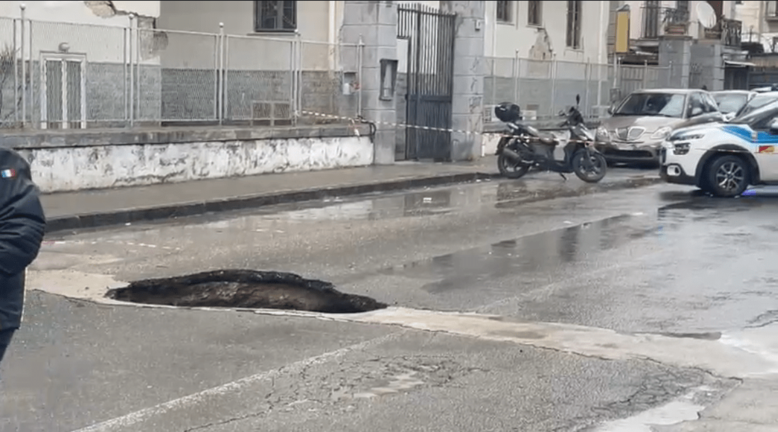 Bagnoli, oggi un’altra voragine sulle strade percorse dai camion della Coppa America
