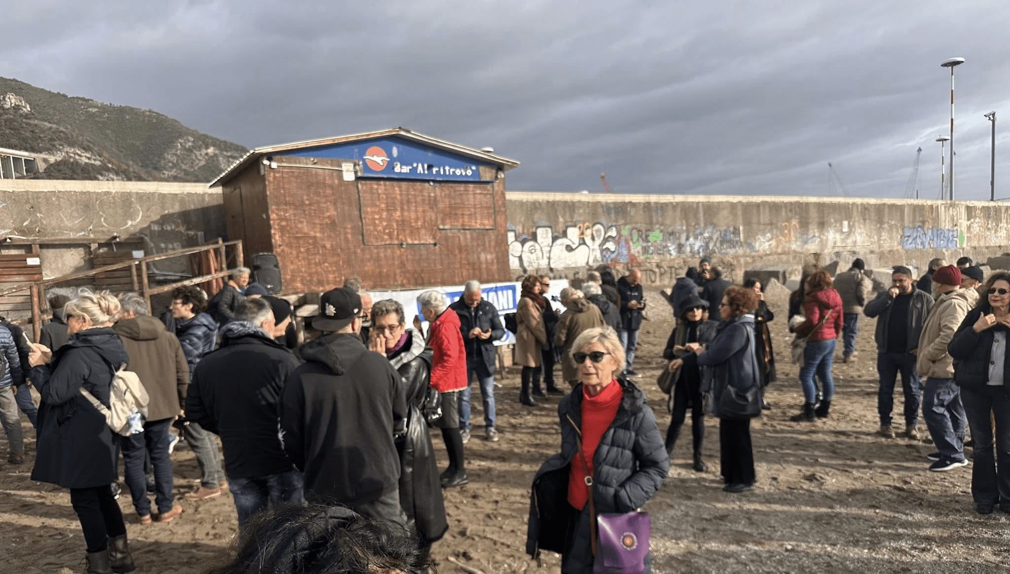 Salerno, protesta sulla spiaggia di via Ligea contro l’ampliamento del porto