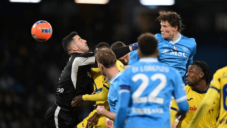 Napoli-Verona 2-2, rimonta azzurra al Maradona: Conte furioso per rigori e Var