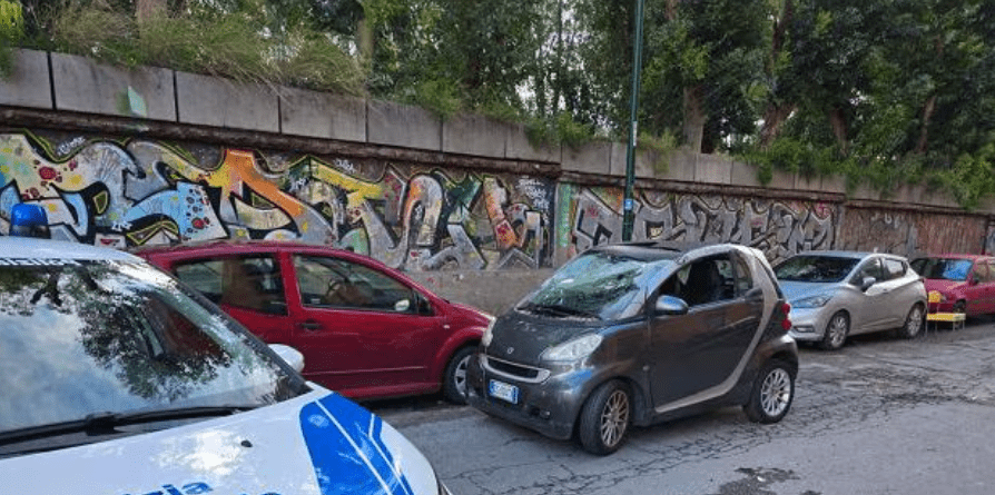 Napoli, palo della luce crolla a Bagnoli: donna di 74 anni ferita gravemente