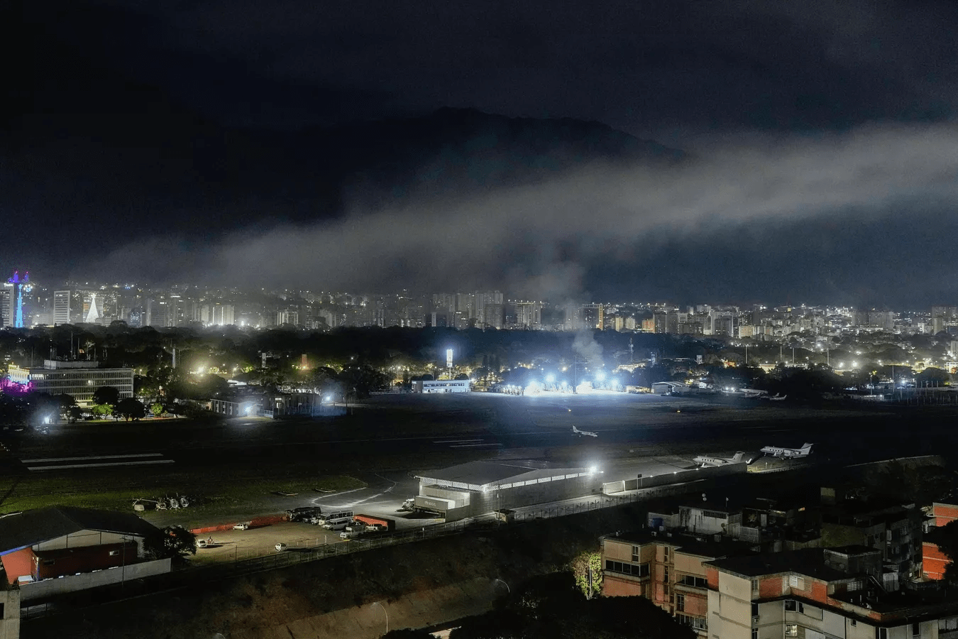 Gli Stati Uniti colpiscono Caracas, il Venezuela resiste