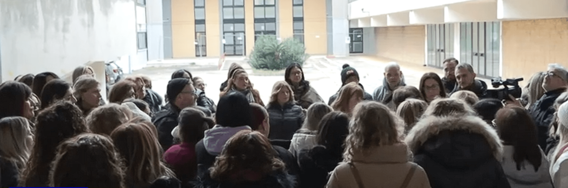 Scuola De Filippo, il Comune di Napoli mette una pezza: la soluzione “tampone” scatena polemiche