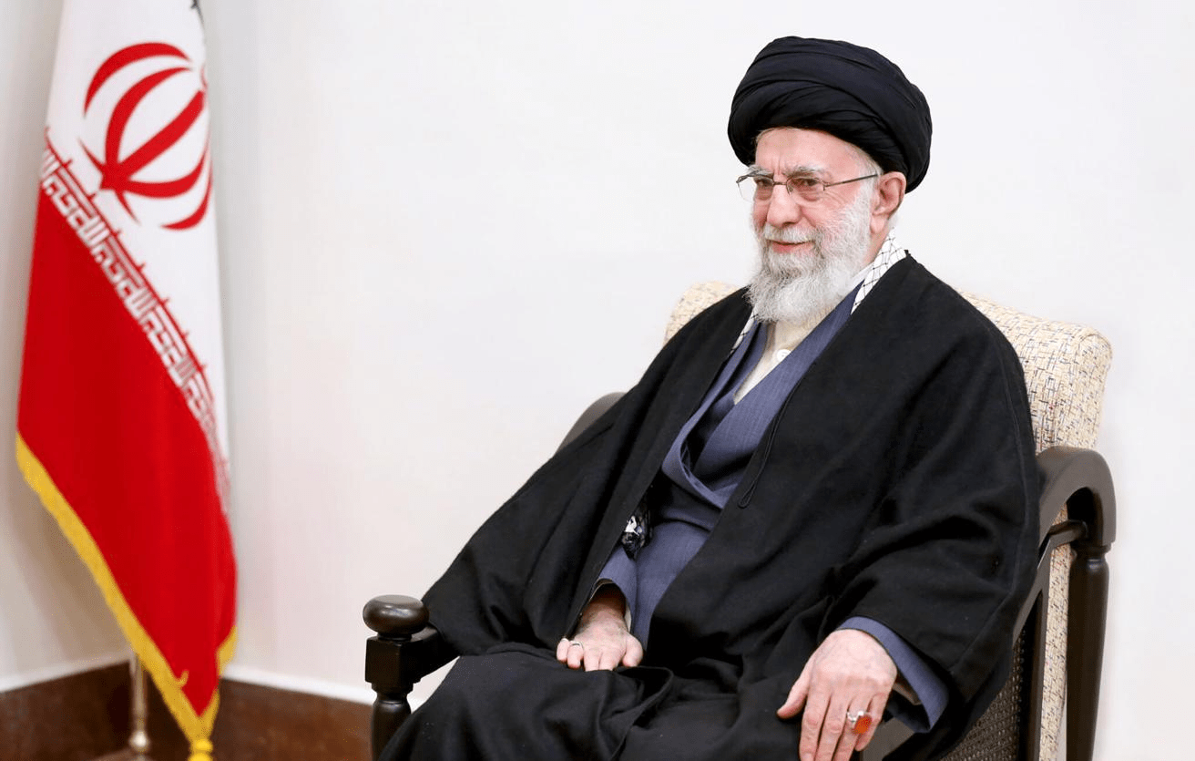 Khamenei “vivo e al sicuro”: l’Iran smentisce Netanyahu e Trump