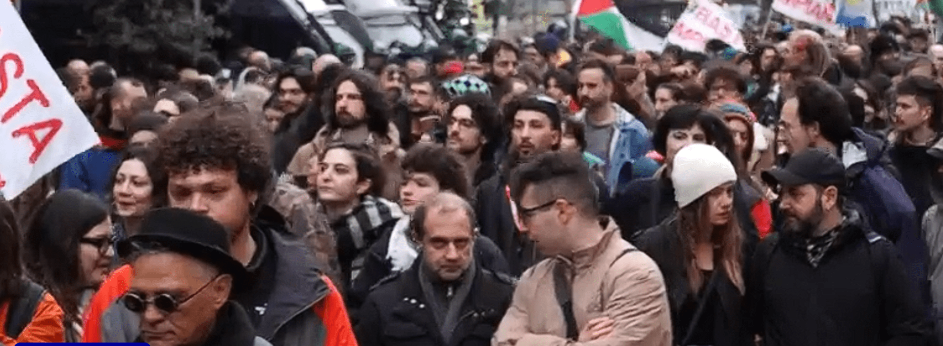 Napoli, oltre 3mila in piazza per difendere i centri sociali