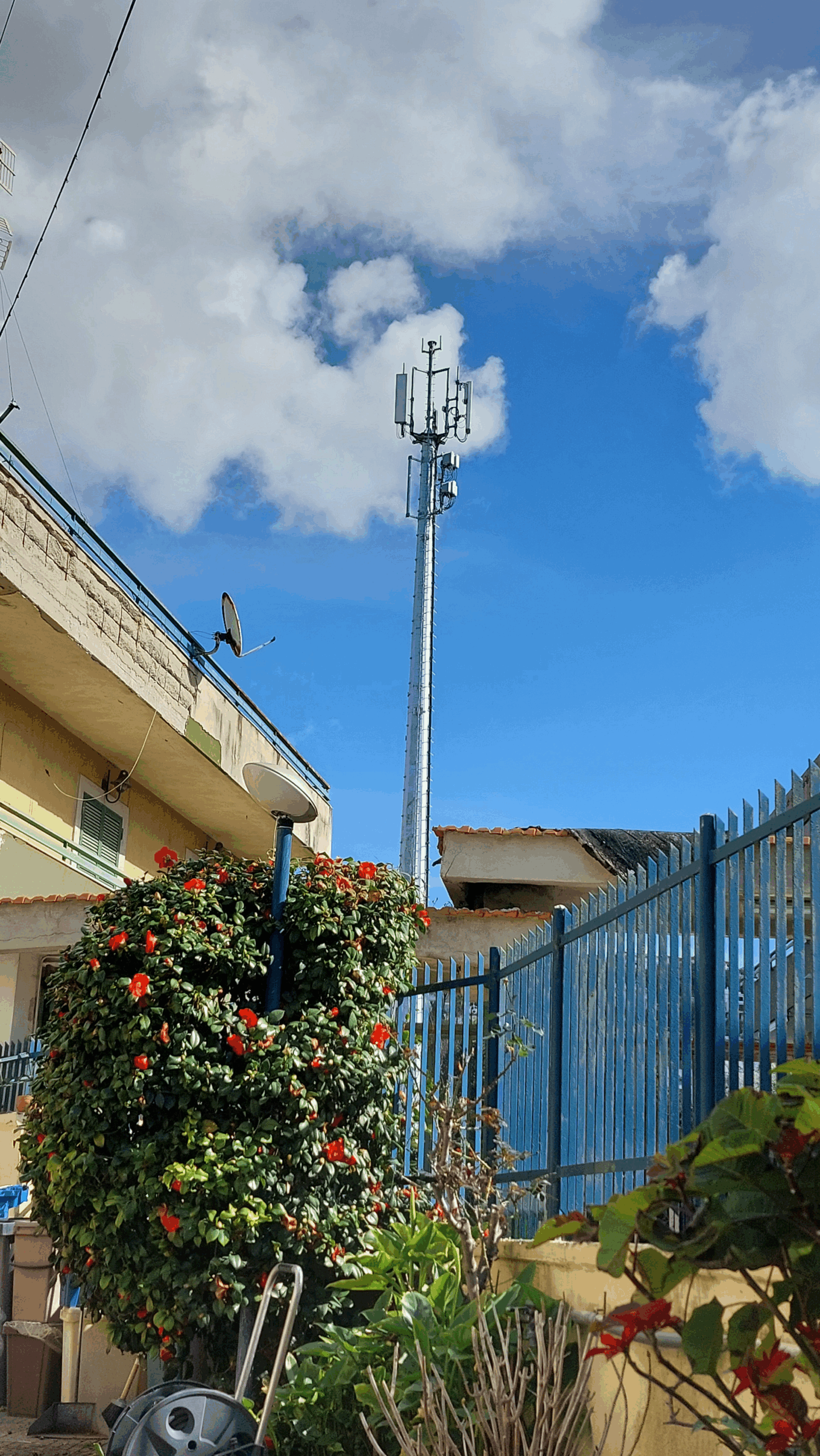 Pozzuoli: il Comune ordina la demolizione dell’antenna 5G a Licola dopo anni di battaglie