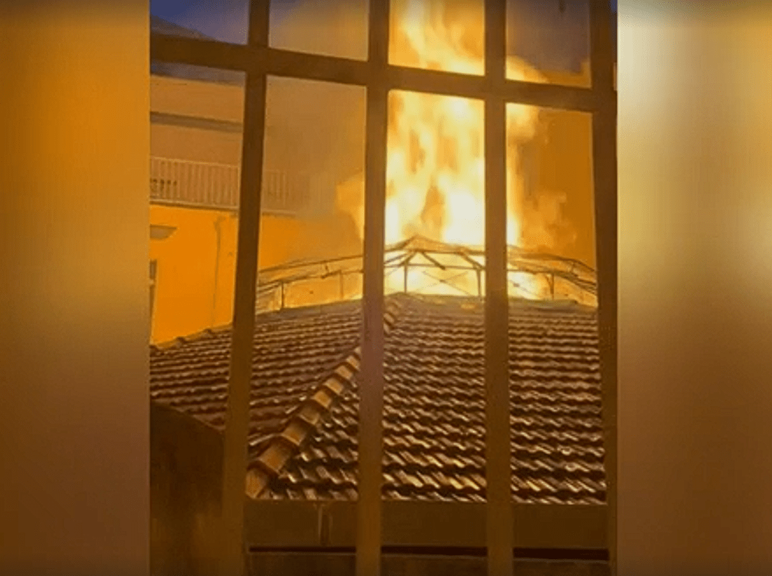 Incendio al Teatro Sannazaro di Napoli: devastata la storica struttura nel cuore di Chiaia