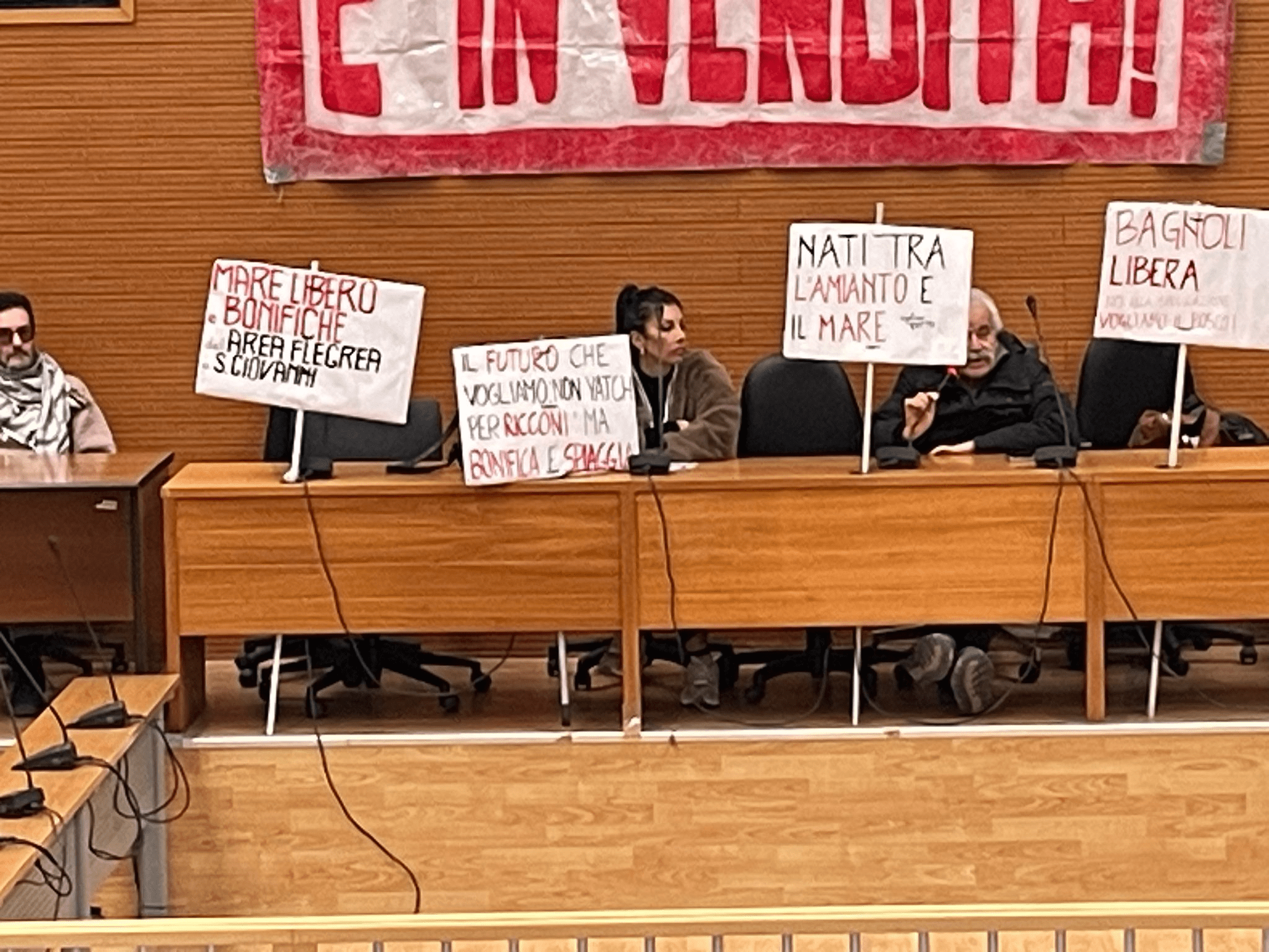 Bagnoli, contestati il vicesindaco Laura Lieto e l’assessore Edoardo Cosenza: occupata la Municipalità