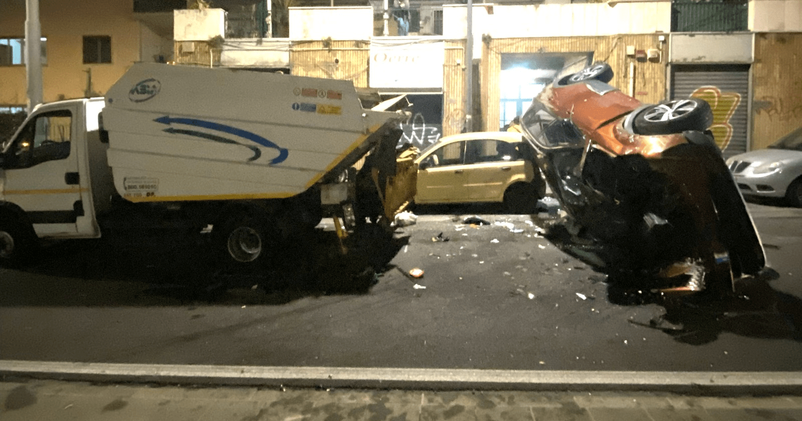 Grave incidente a Napoli: operatore ASIA travolto durante il turno notturno