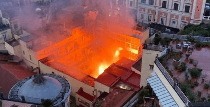 Napoli, dopo l’incendio al Teatro Sannazaro: gli abitanti lanciano una lettera aperta