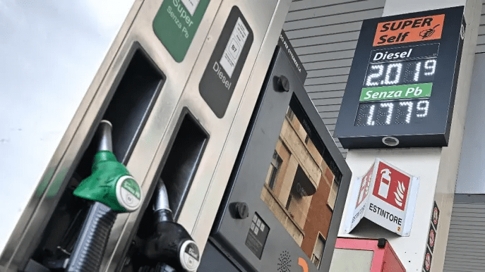 Prezzi dei carburanti in aumento: pieno più caro e bollette più pesanti per gli italiani