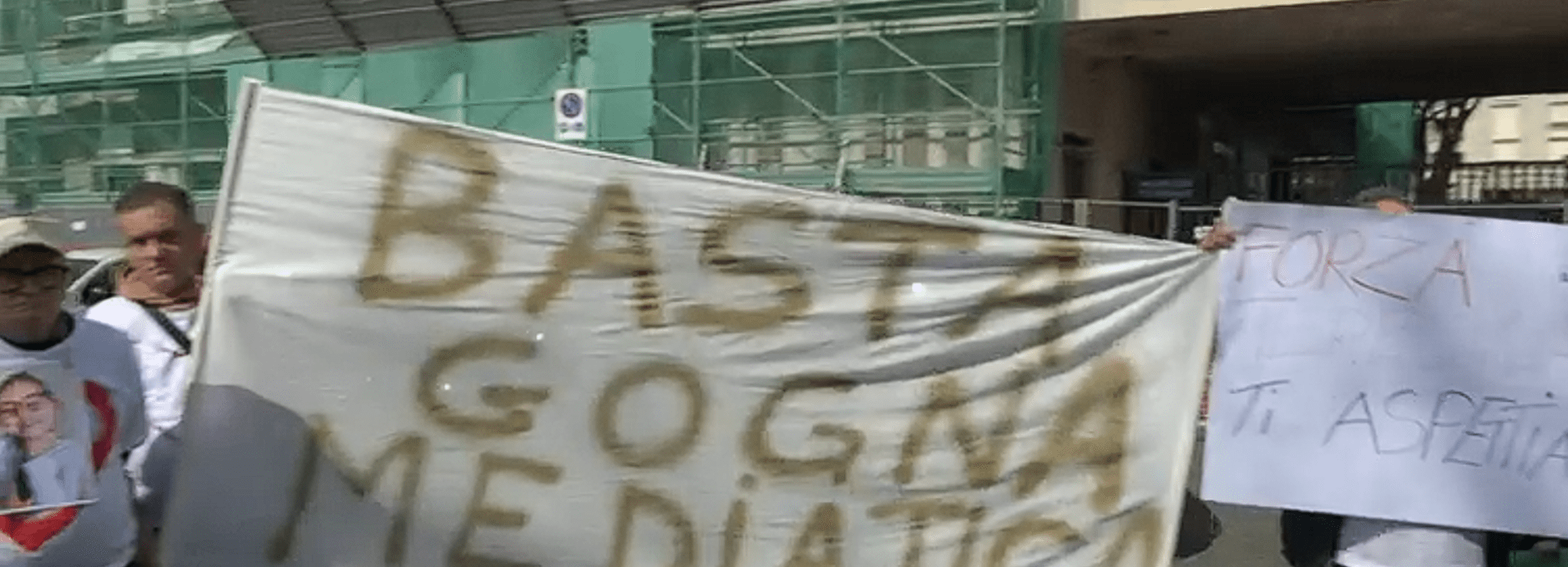 Sit-in al Monaldi di Napoli: famiglie unite per proteggere il dottor Guido Oppido