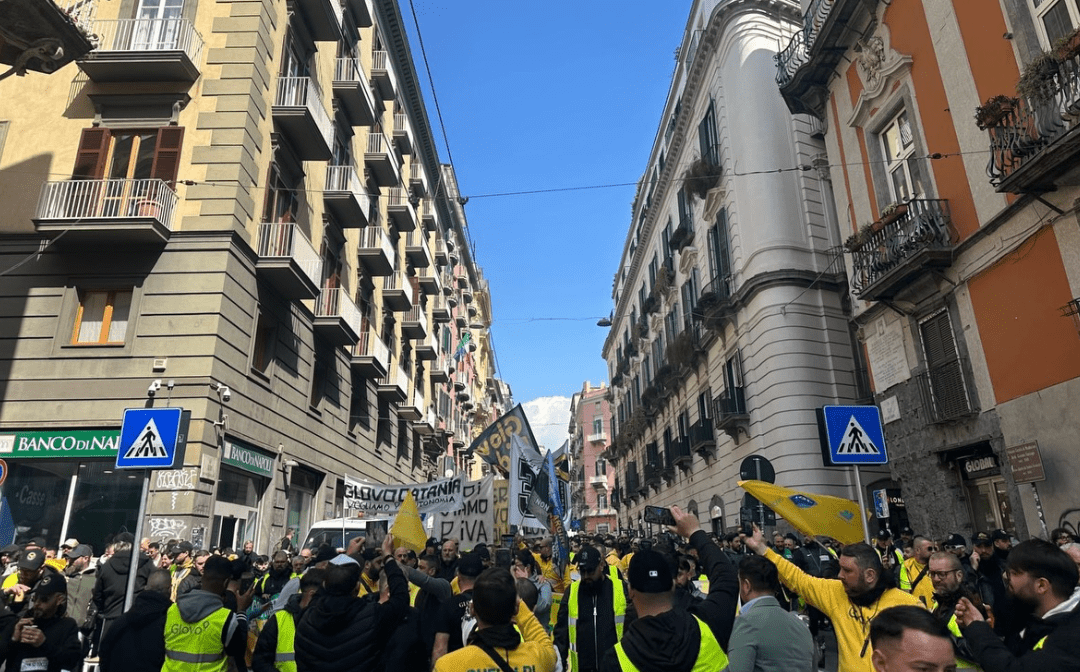 Assalto squadrista contro la Cgil: tensione altissima nella protesta dei rider a Napoli