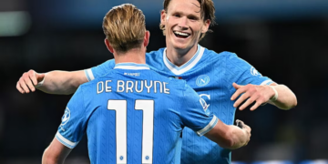 Napoli travolgente: 4-0 alla Cremonese e secondo posto momentaneo