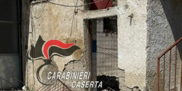 Crollo solaio a San Felice a Cancello: tre operai feriti, uno estratto dalle macerie