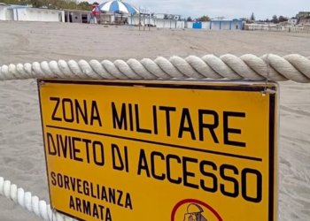 Lidi militari e spiagge contese: il caso di Bacoli diventa nazionale