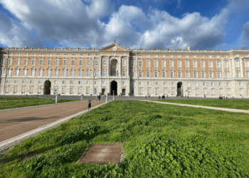 Dopo la denuncia de Il Desk, Piazza Carlo di Borbone passa alla gestione della Reggia