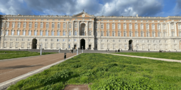 Dopo la denuncia de Il Desk, Piazza Carlo di Borbone passa alla gestione della Reggia