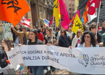 Napoli sfila contro violenza e camorra: duemila persone alla Marcia dell’educazione