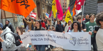 Napoli sfila contro violenza e camorra: duemila persone alla Marcia dell’educazione