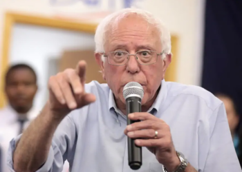 Sanders a Torino: “L’Occidente è nelle mani degli oligarchi”