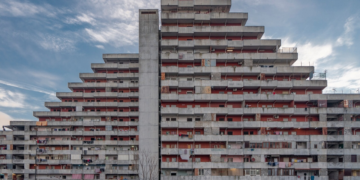Napoli, crollo alla Vela Rossa di Scampia: palazzo di via Gobetti dichiarato agibile