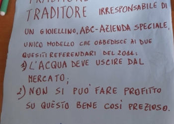 Napoli in piazza per l’acqua pubblica: “Giù le mani da ABC”