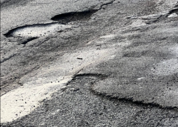 Agnano, la strada della vergogna: buche, incidenti e pneumatici distrutti ogni giorno. Ma le istituzioni di Napoli dove sono?