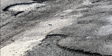 Agnano, la strada della vergogna: buche, incidenti e pneumatici distrutti ogni giorno. Ma le istituzioni di Napoli dove sono?