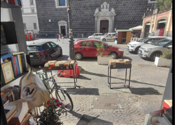 Bufera a Napoli: «Otto poliziotti in borghese mi hanno accerchiato». Solidarietà alla libreria Dante&Descartes