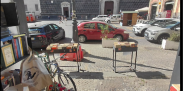 Bufera a Napoli: «Otto poliziotti in borghese mi hanno accerchiato». Solidarietà alla libreria Dante&Descartes