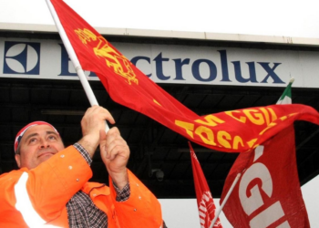 Crisi Electrolux, tregua di 50 giorni: sospesi i 1700 esuberi annunciati in Italia