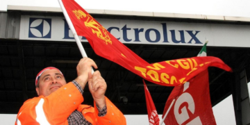 Crisi Electrolux, tregua di 50 giorni: sospesi i 1700 esuberi annunciati in Italia