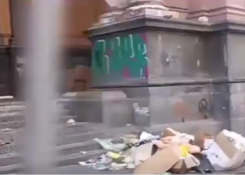 Napoli, degrado alla Galleria Principe: il Civico 7 Liberato denuncia l’emergenza igienica
