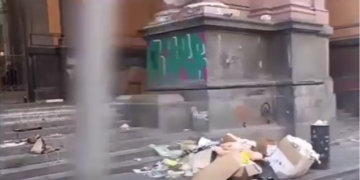 Napoli, degrado alla Galleria Principe: il Civico 7 Liberato denuncia l’emergenza igienica