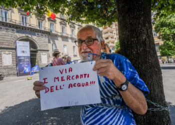Acqua pubblica Napoli, esplode la battaglia politica: comitati contro Manfredi sul futuro di ABC